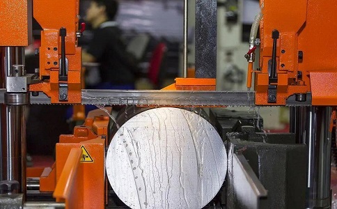 田林立式金属带锯床切削出现跑带故障解决方法！